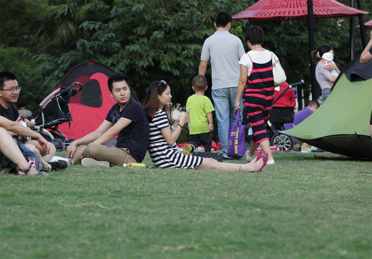 图片[2]-踏青公园街拍系列No.66 美女好脚不给多看，还没拍到脚底鞋已穿上-日更街拍