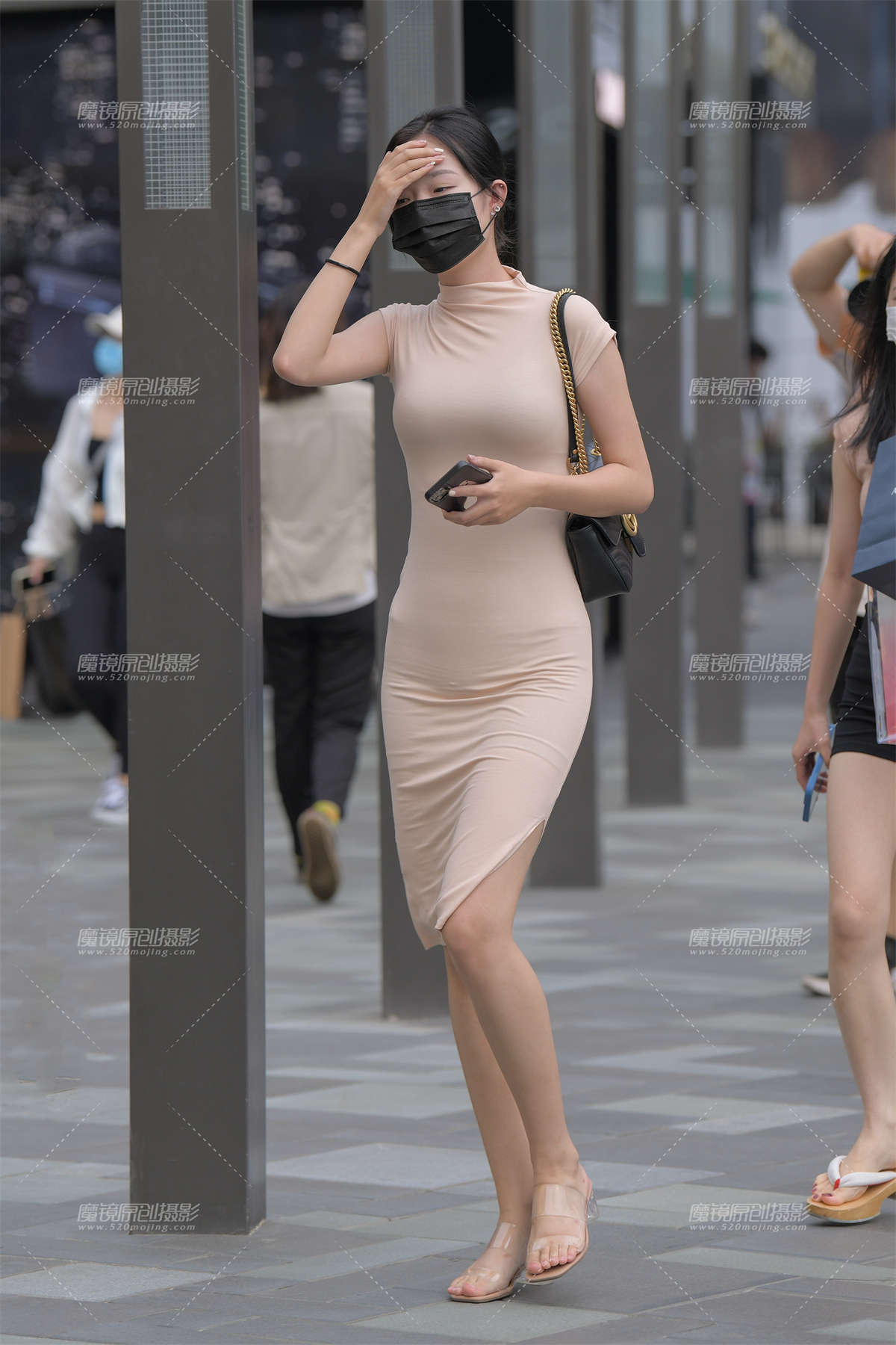 米色裹身裙美女-日更街拍