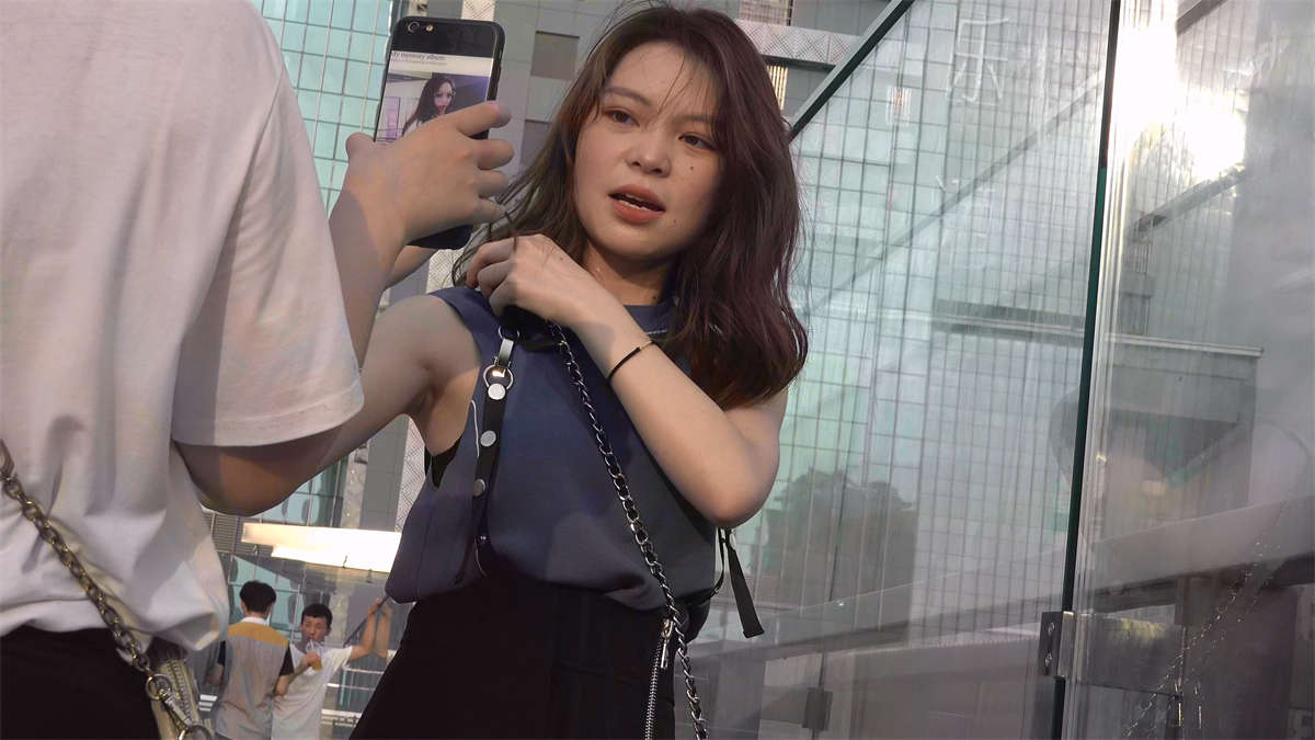 图片[2]-粉嫩的美足短裙MM 2-日更街拍