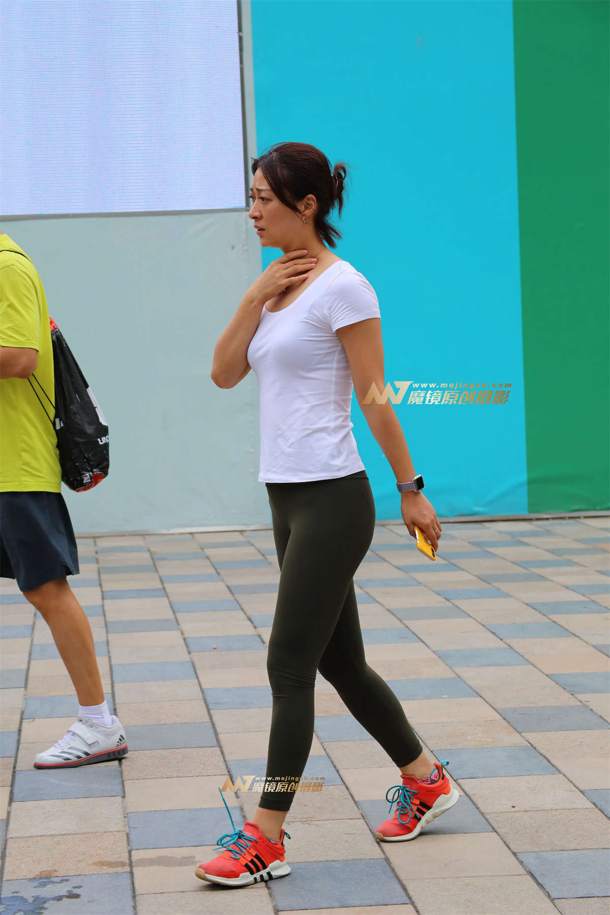 【视觉冲击赛帖】紧致军绿色健美裤的她-日更街拍