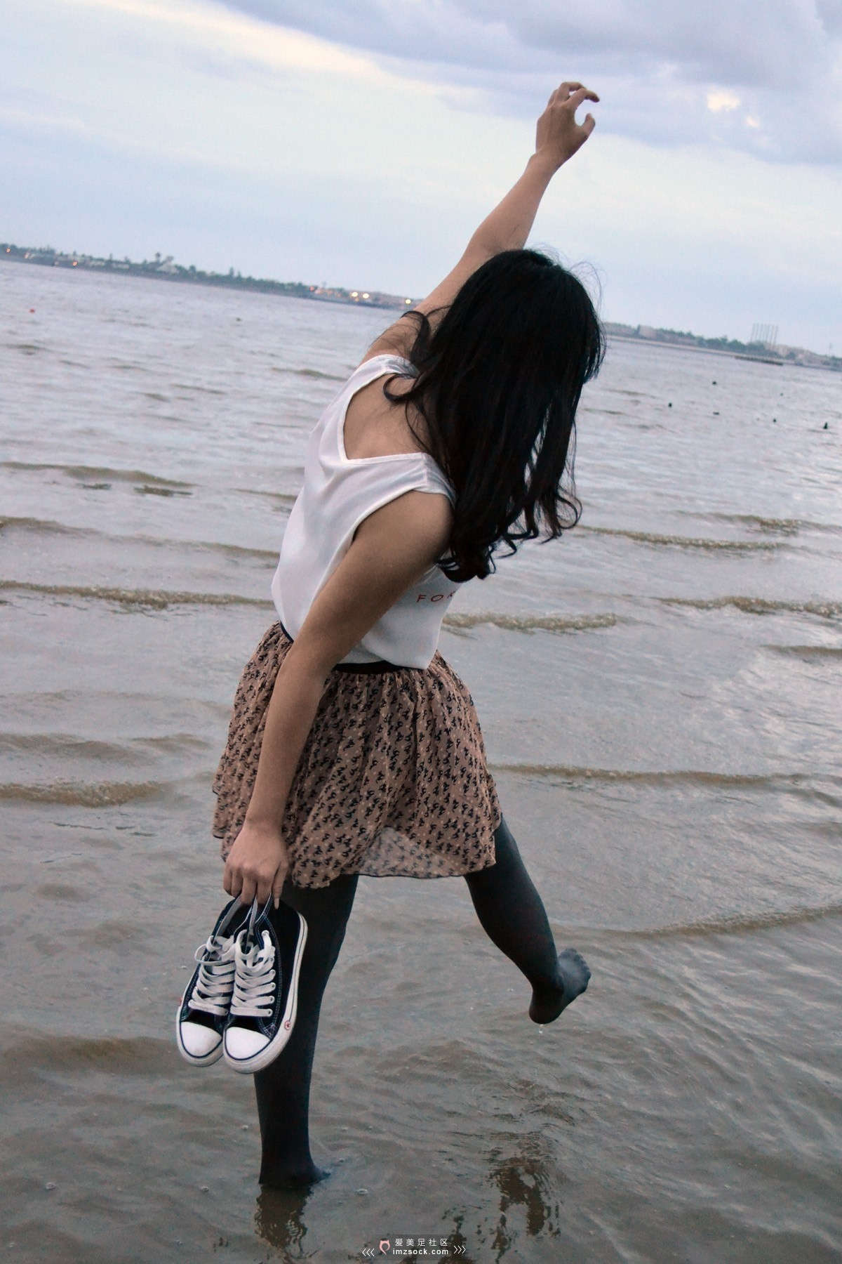 MZSOCK-2018 No.119 海边短裙丝袜 袜底踩泥沙-日更街拍