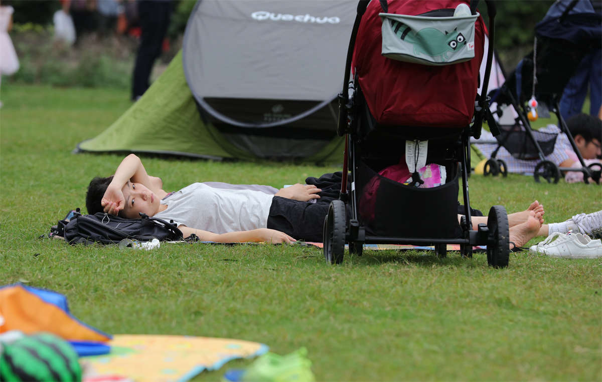 图片[2]-踏青公园街拍系列No.770 水嫩的年轻少妇，除了一双光滑玉足，还有更多惊喜-日更街拍