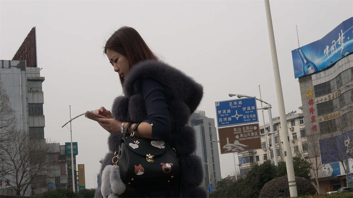 街头等人的肉丝美腿脚丫-日更街拍