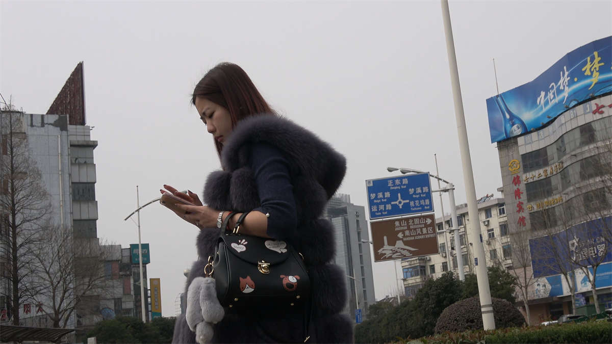 街头等人的肉丝美腿脚丫插图1