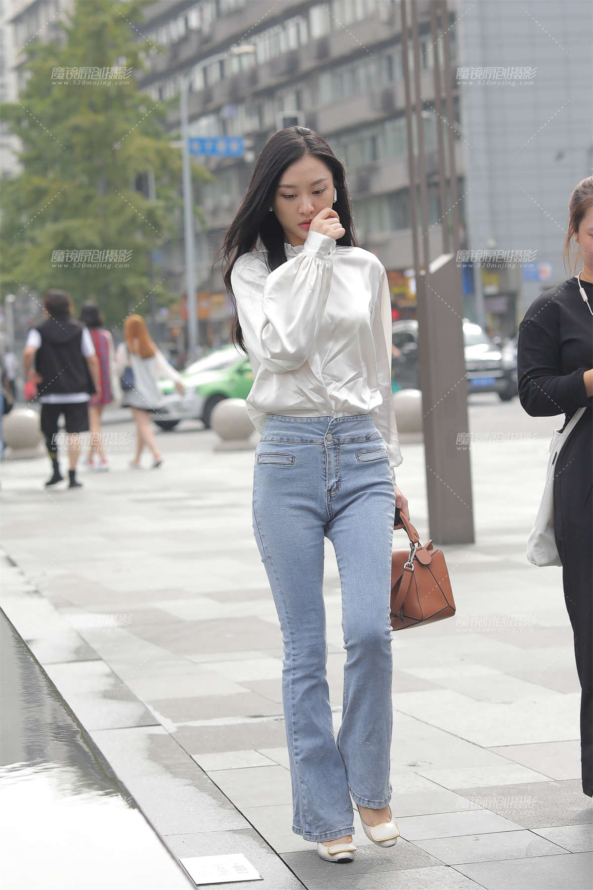 【凯恩赛贴】漂亮美眉 有些高冷-日更街拍