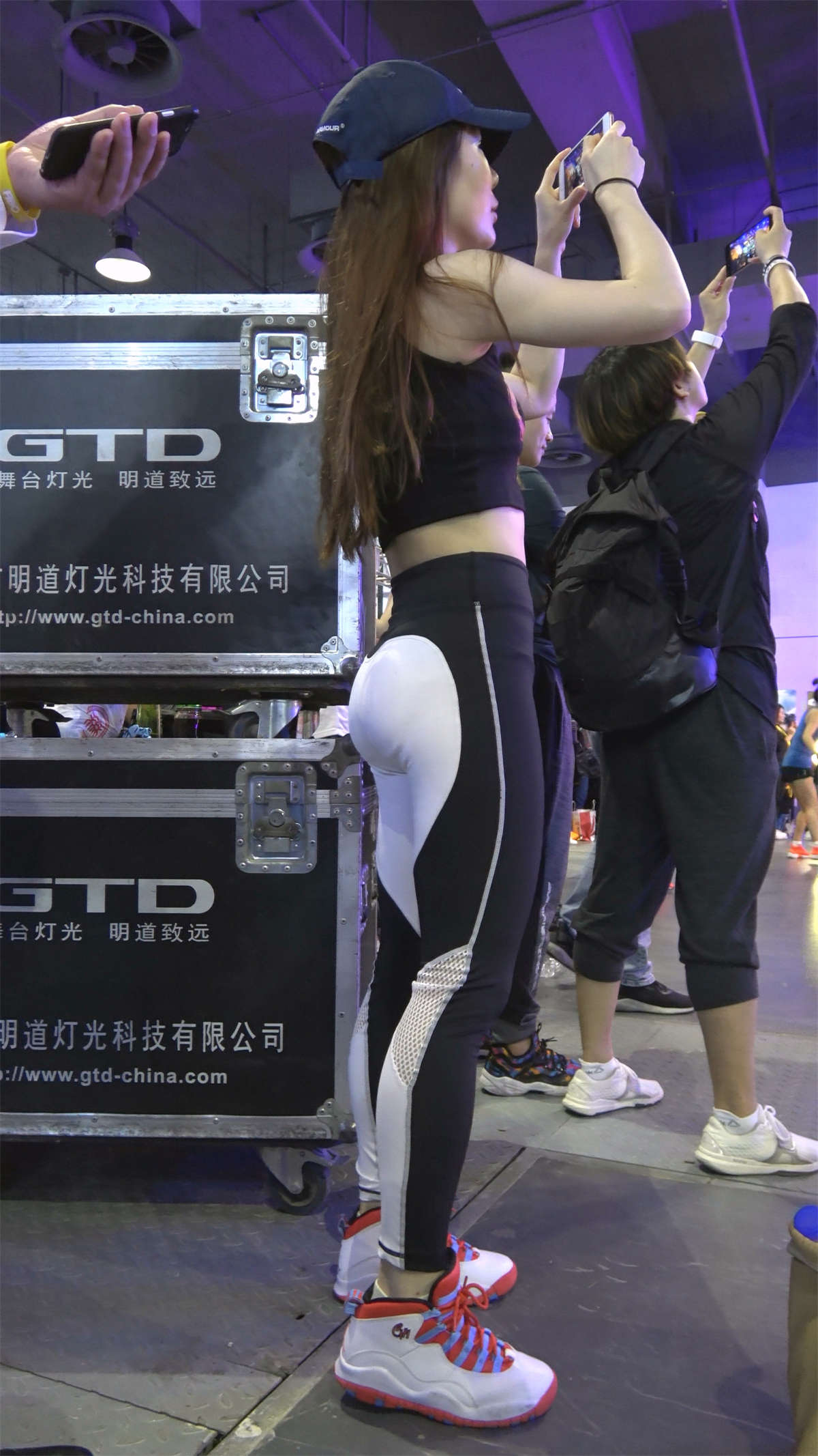 黑白紧身弹力裤鸭舌帽美女美腿-日更街拍