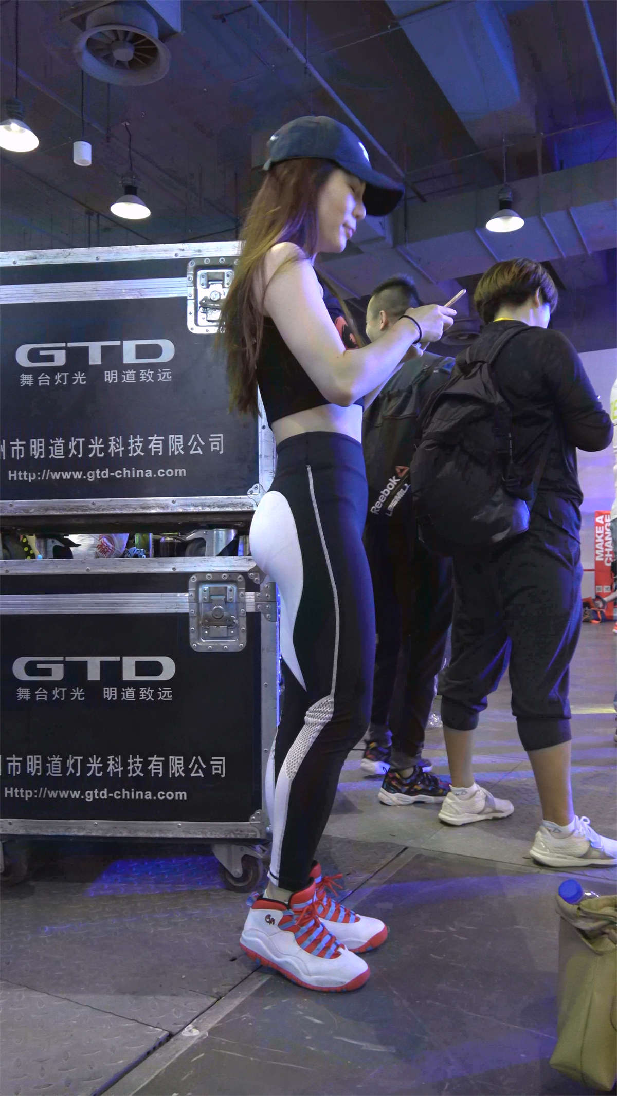 图片[2]-黑白紧身弹力裤鸭舌帽美女美腿-日更街拍