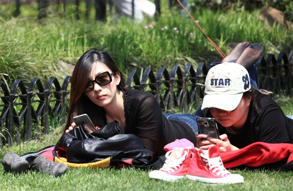 图片[2]-踏青公园街拍系列No.927 存世量稀少的短黑丝品种，必须要由女神来亲自展示 第2套-日更街拍