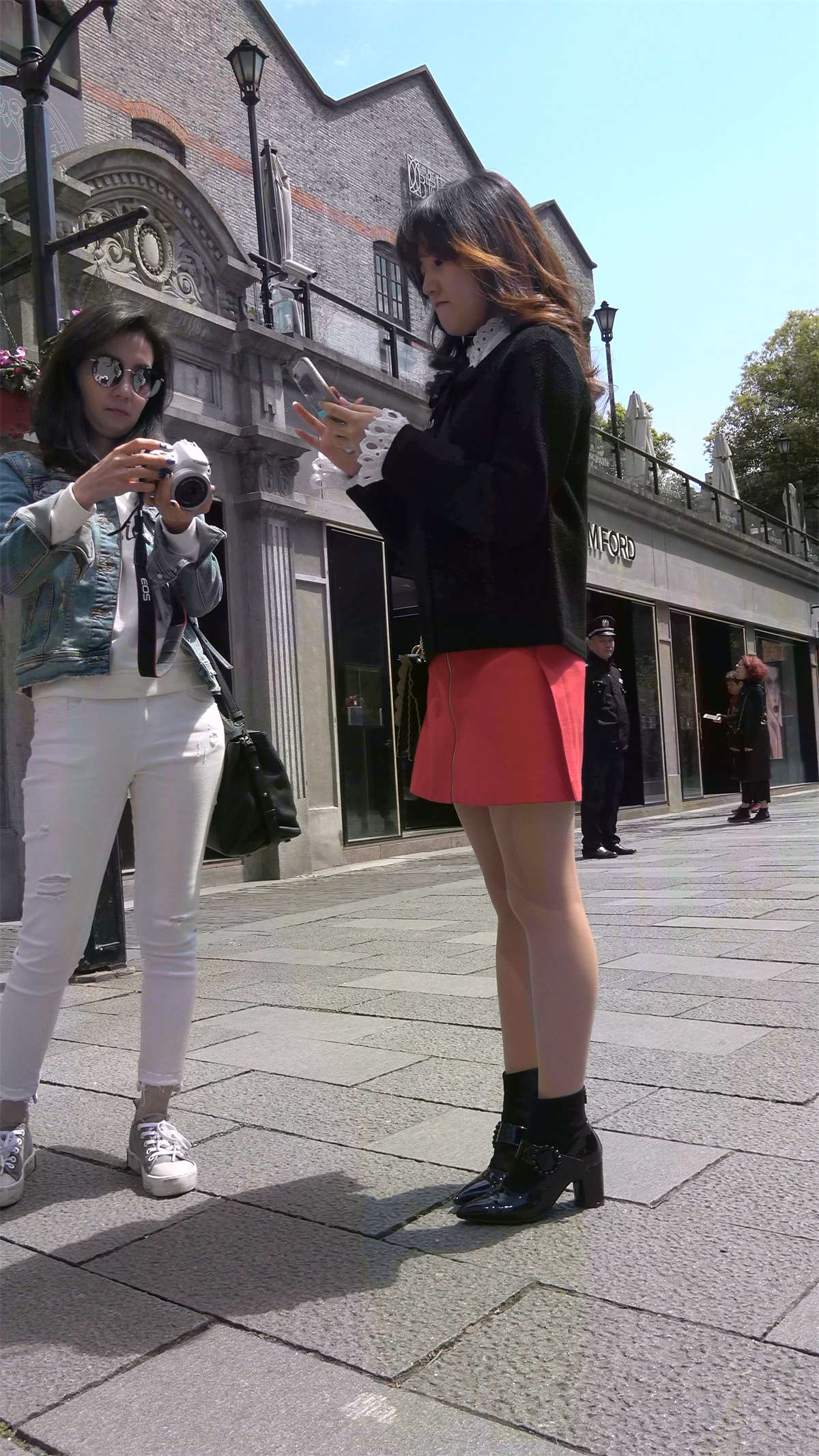 图片[2]-红色短裙丝袜性感美女-日更街拍