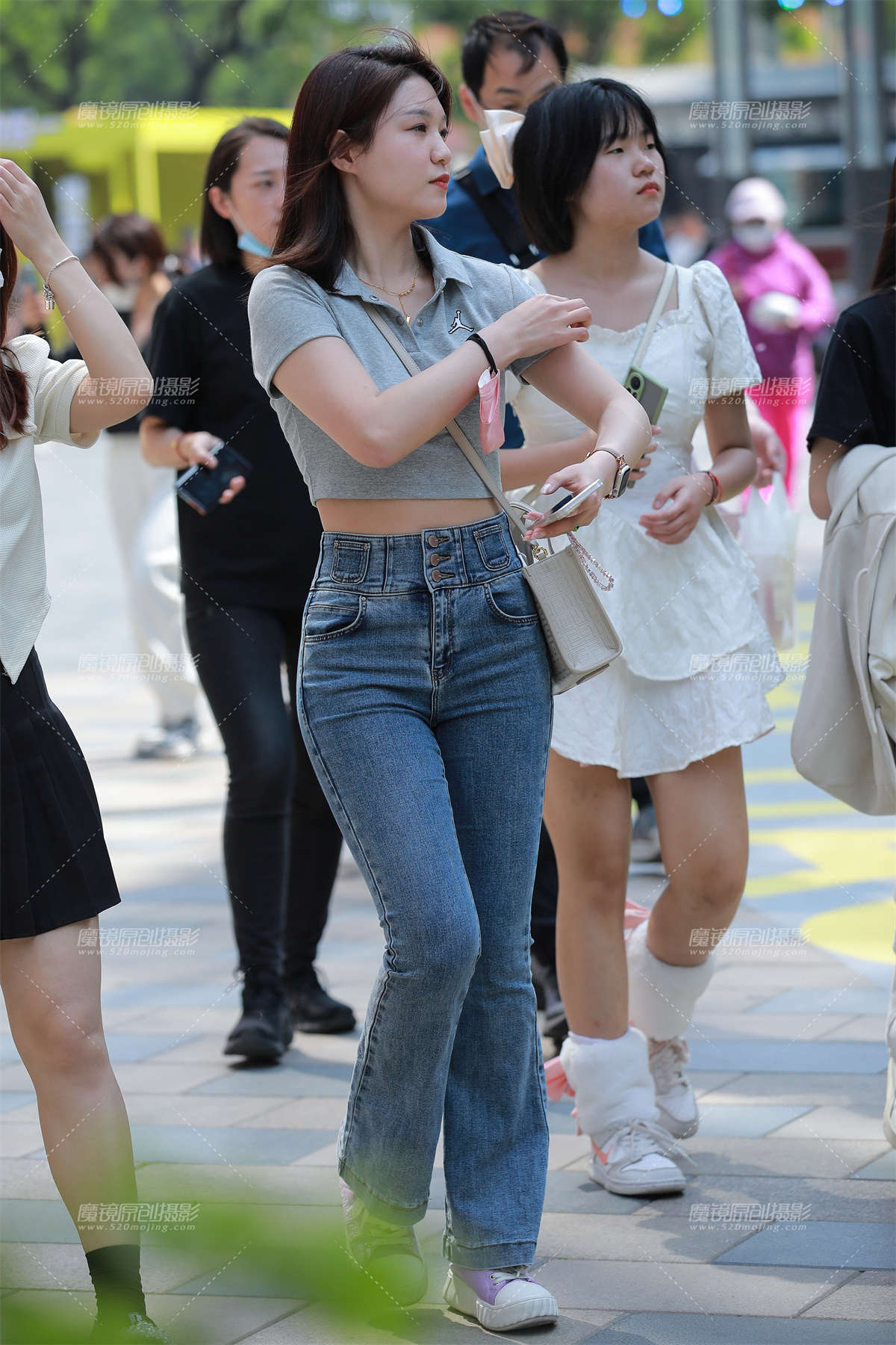 蓝牛美眉-日更街拍