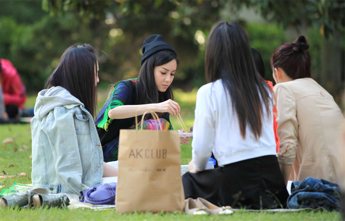 图片[2]-踏青公园街拍系列No.67 美女扎堆，谁离最近我拍谁-日更街拍