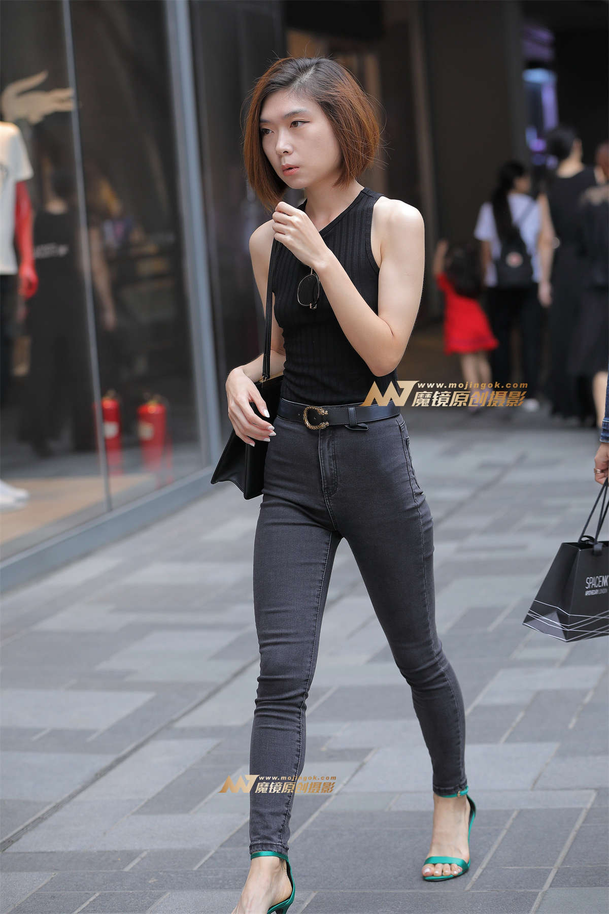 【视觉冲击赛帖】铅笔紧牛MM，逛街买衣服-日更街拍