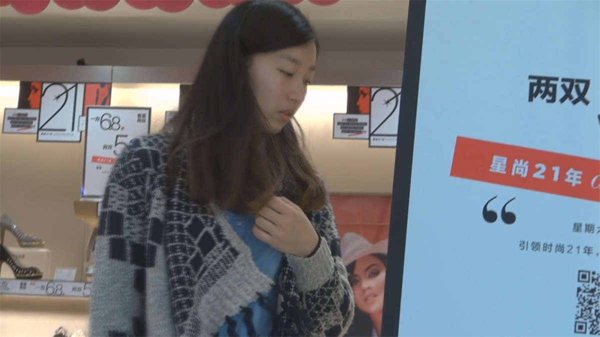 高挑女孩的长丝足-日更街拍