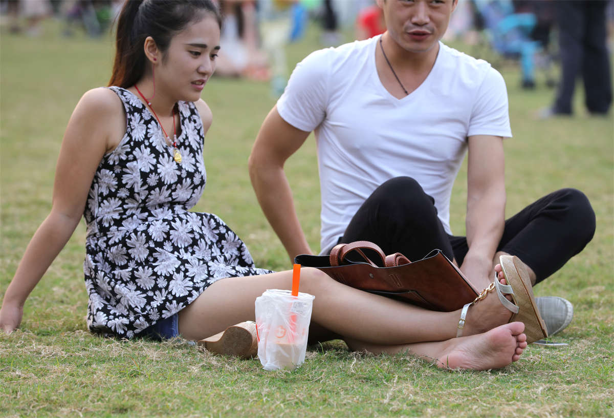 图片[2]-踏青公园街拍系列No.771 水灵的大眼女孩悄悄地脱了一只鞋，以为不会被人发现-日更街拍