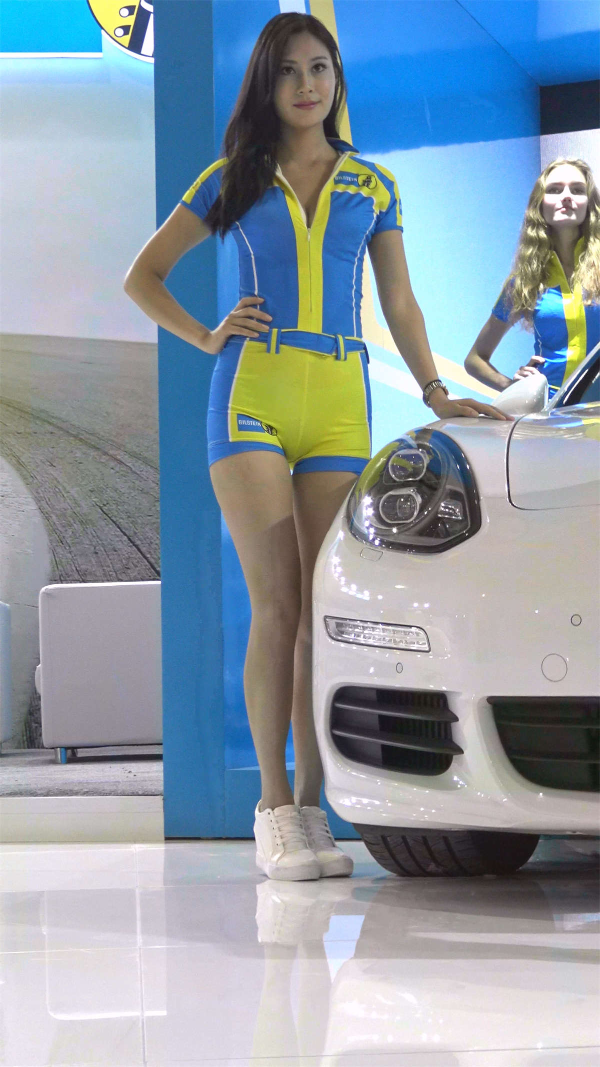 图片[2]-紧身衣车模-日更街拍