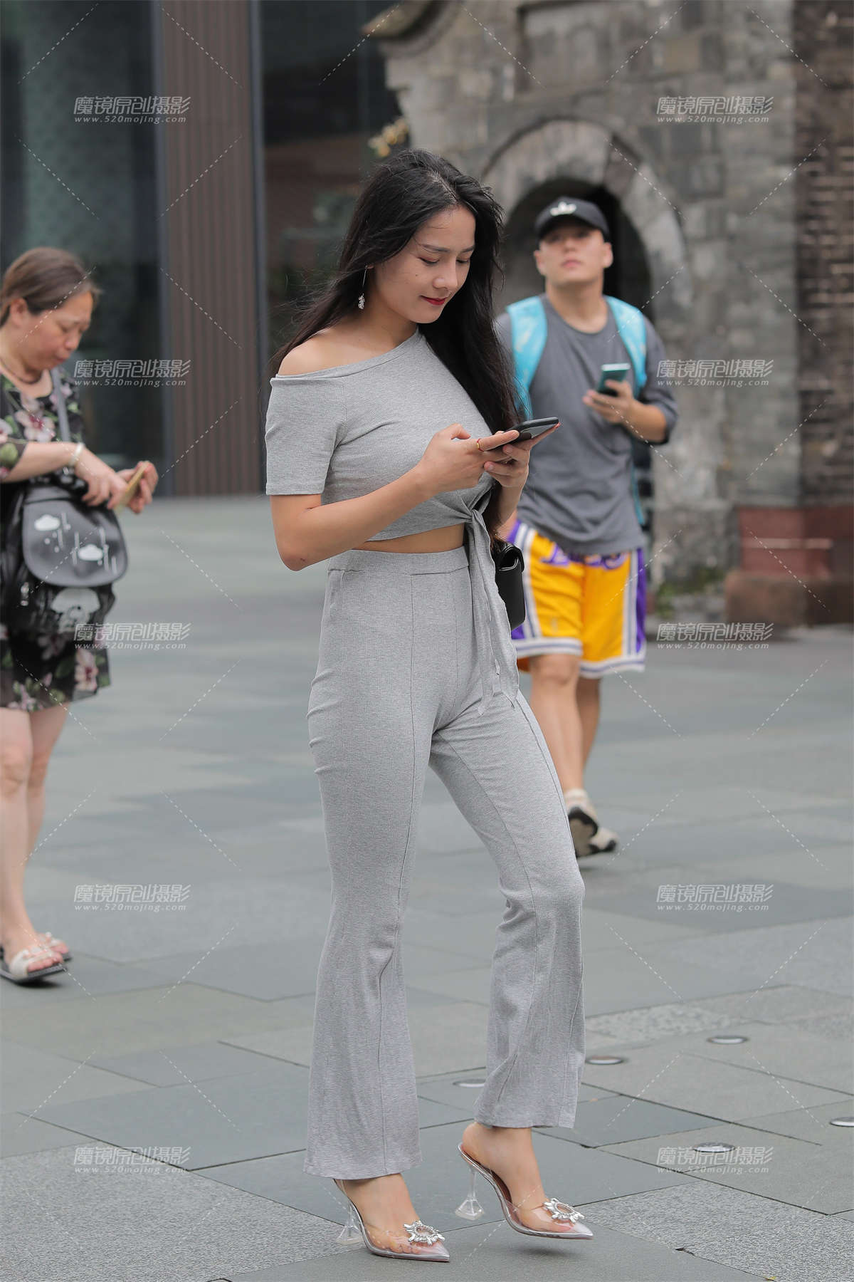 【凯恩赛贴】小姐姐身材不错-日更街拍