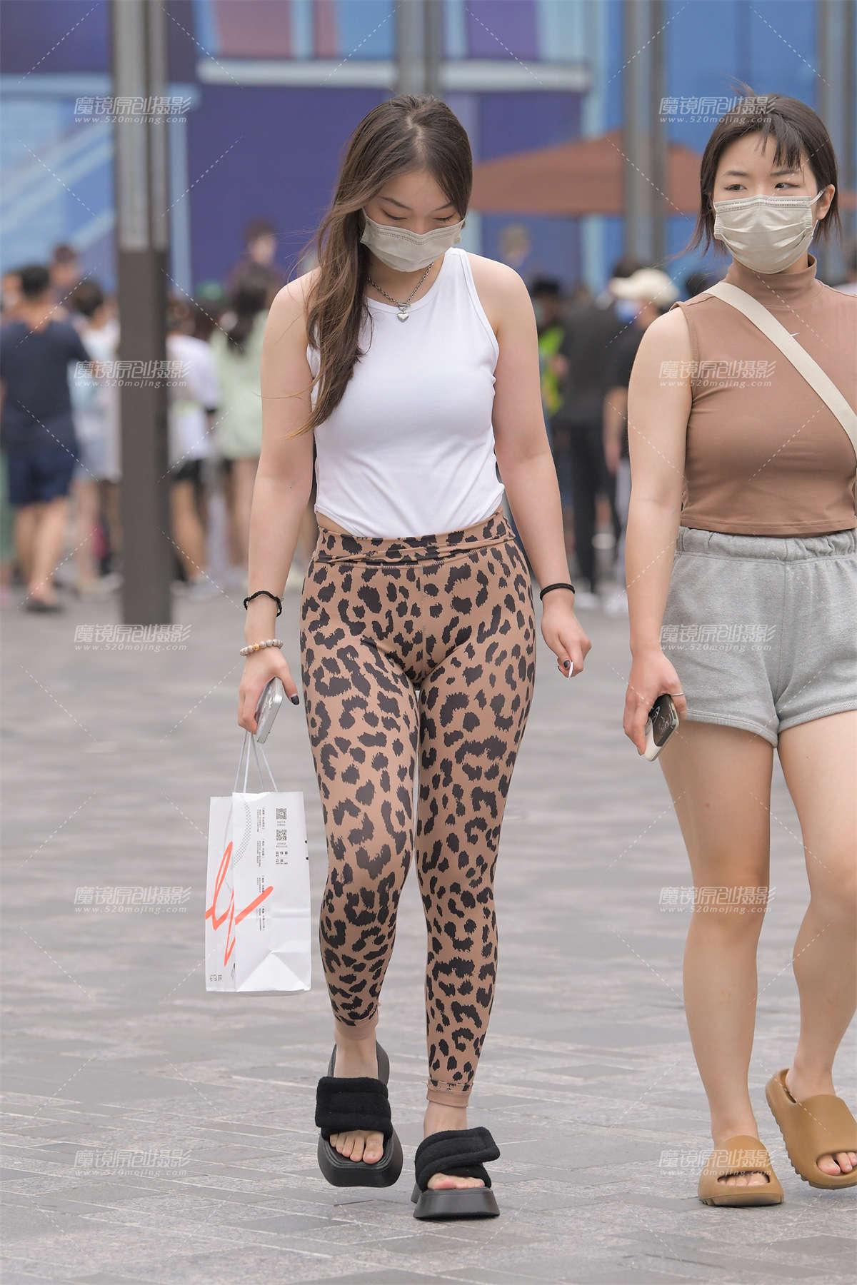 豹纹紧身裤美女-日更街拍