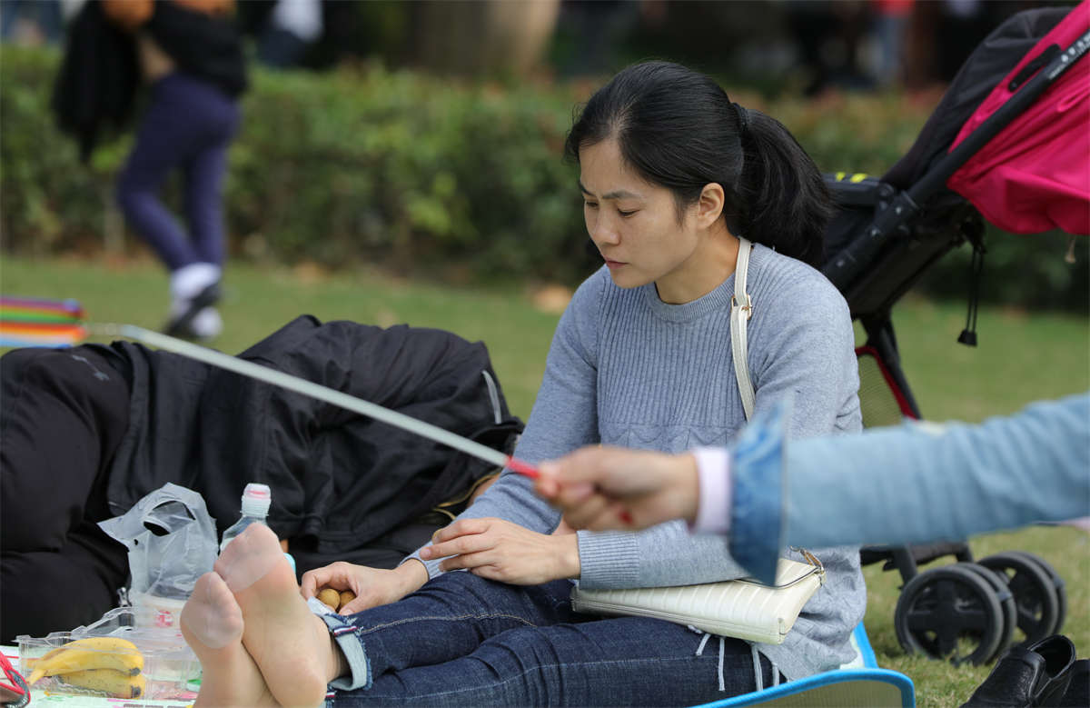 图片[2]-踏青公园街拍系列No.1703 正足底机位观赏一双性感透明丝足的轻轻蠕动 第1套-日更街拍