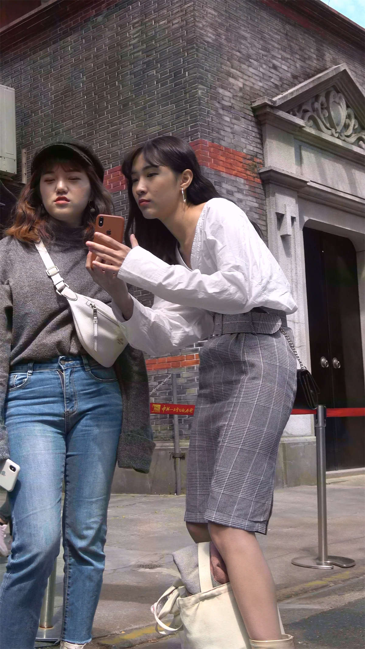 时尚的白衬衫美女-日更街拍
