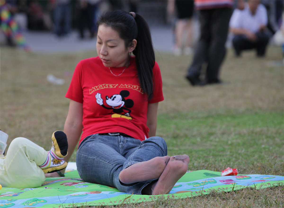 图片[2]-踏青公园街拍系列No.928 年前收尾，牛仔裤下的超薄短肉丝-日更街拍