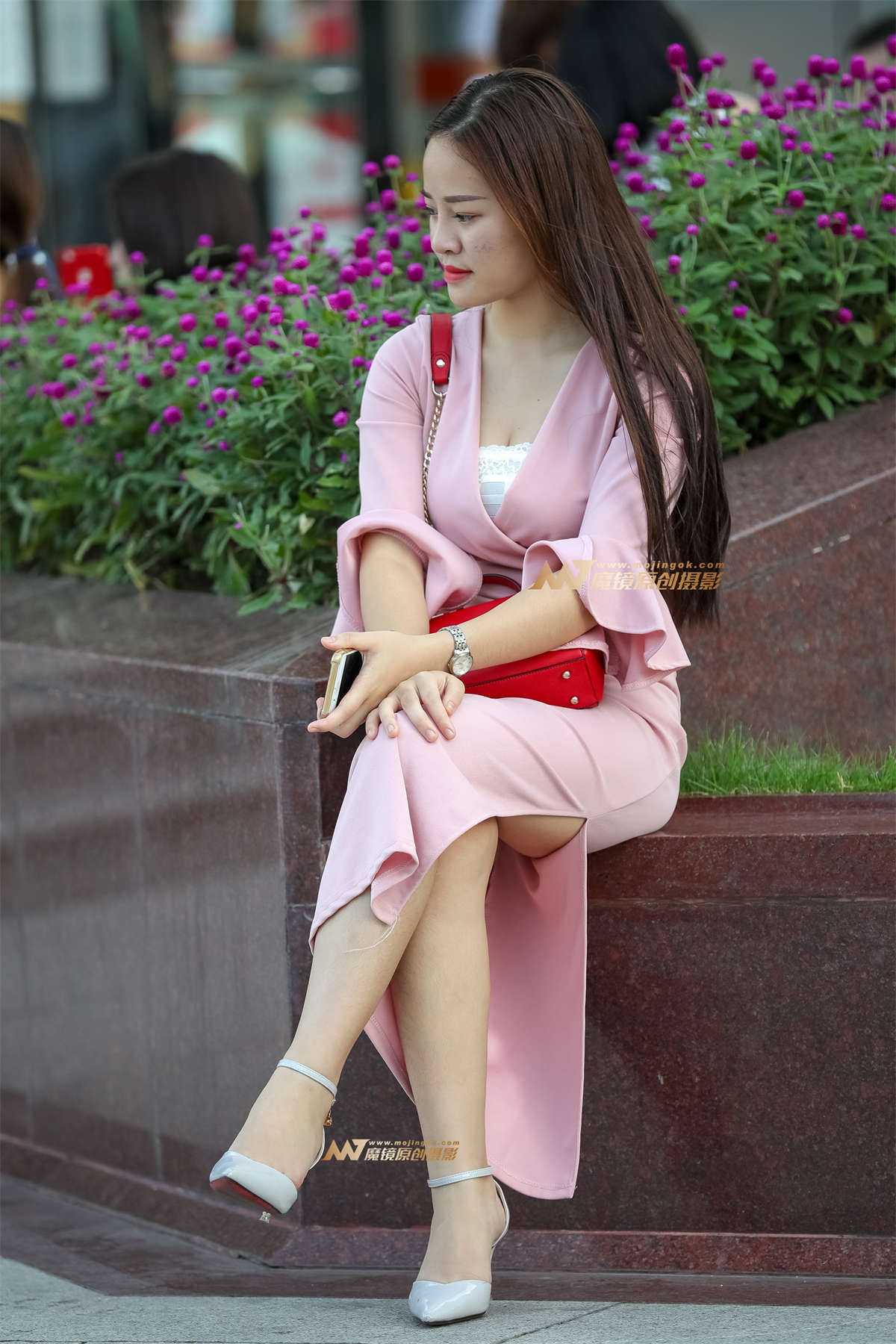 包臀长裙美女,臀部丰满身材圆润-日更街拍