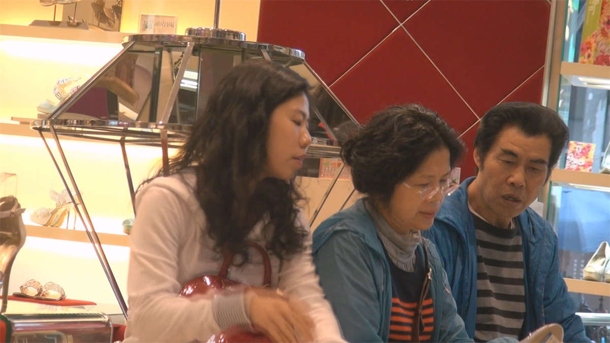 父母陪着买鞋的青春女孩，一双脚露的是毫无保留-日更街拍