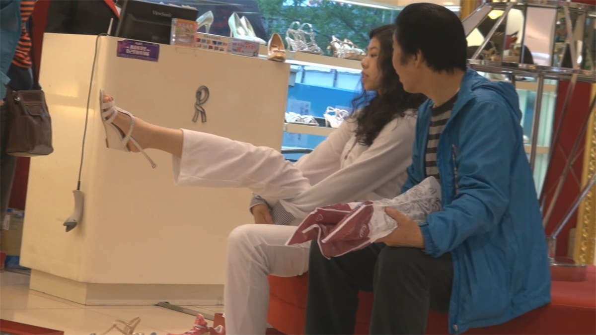 图片[2]-父母陪着买鞋的青春女孩，一双脚露的是毫无保留-日更街拍