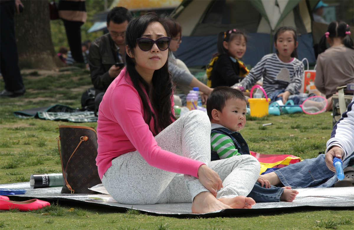 图片[2]-踏青公园街拍系列No.68 迷人黑超少妇的骨感素足-日更街拍