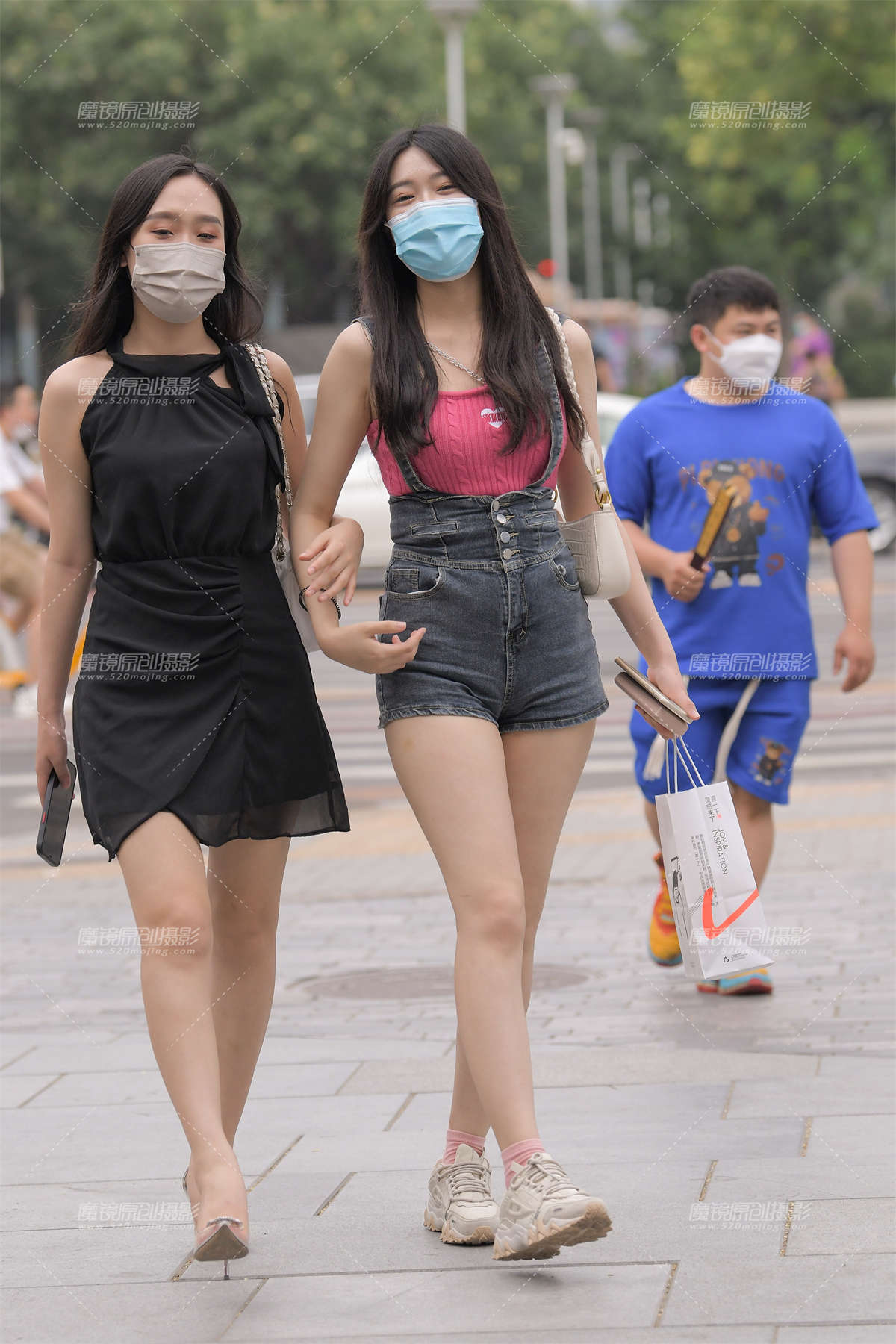 背带热裤美女-日更街拍