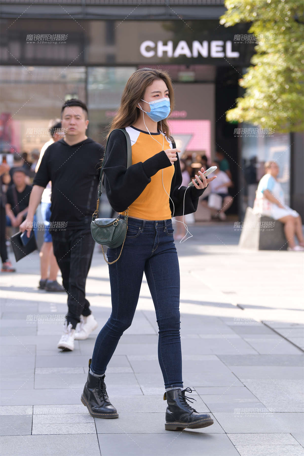 秋意紧牛美女-日更街拍