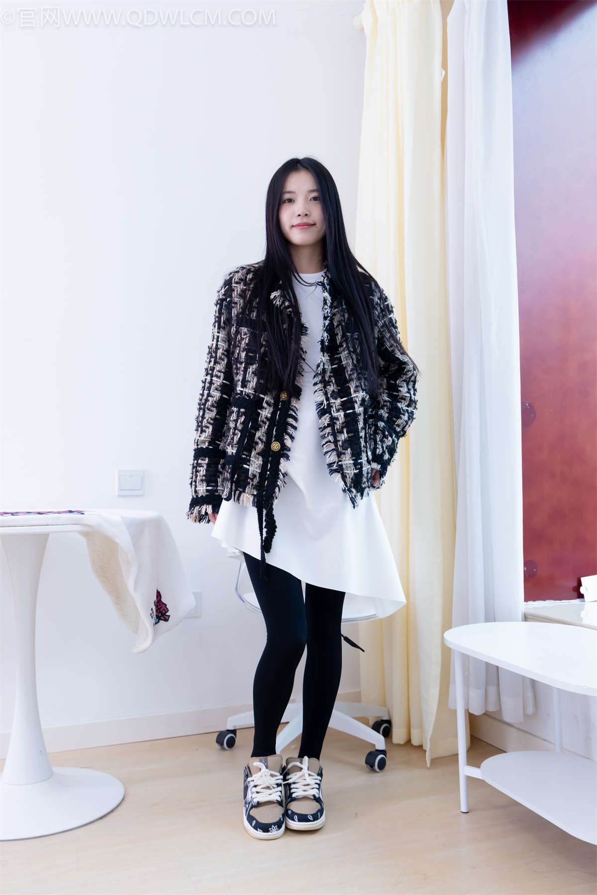 图片[2]-物恋传媒 NO.2260 茯苓-板鞋、黑色踩脚裤、白棉袜-日更街拍