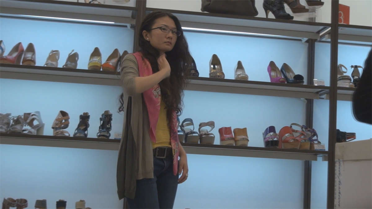 鞋柜局促，但挡不住一双精品二趾长素足的风采-日更街拍