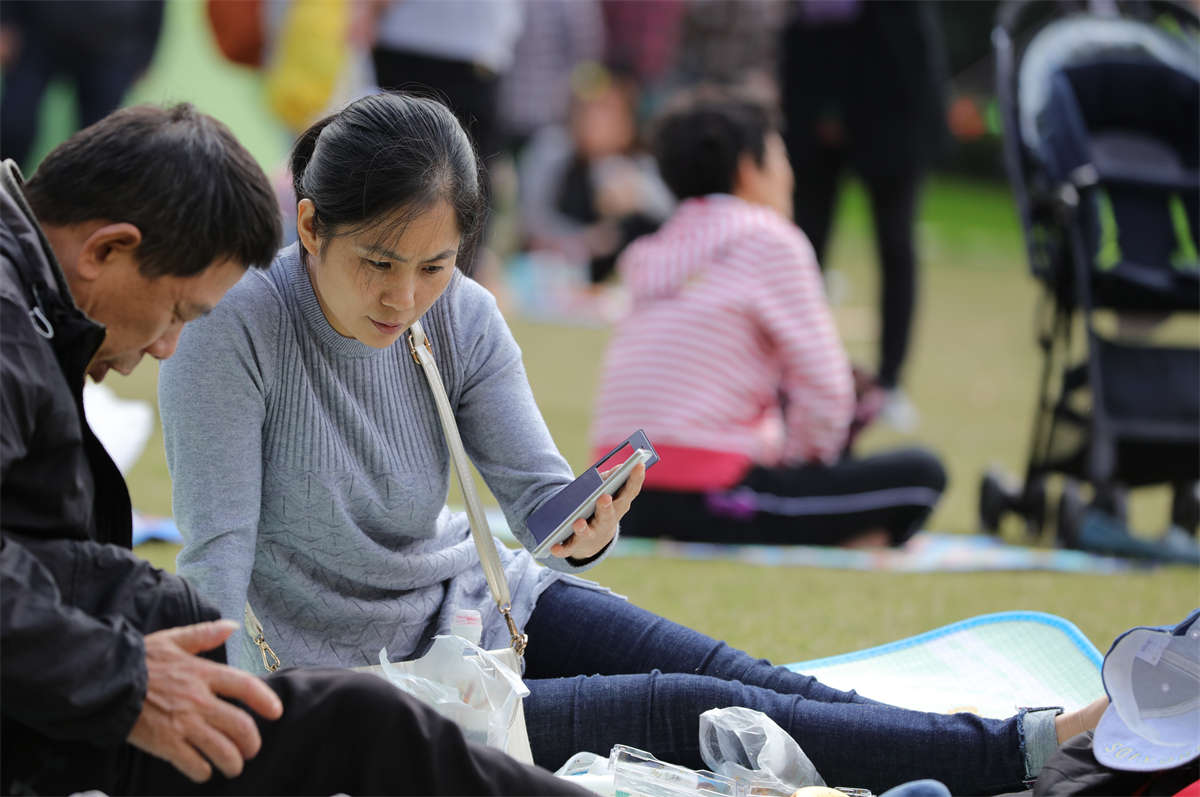 图片[2]-踏青公园街拍系列No.1704 正足底机位观赏一双性感透明丝足的轻轻蠕动 第2套-日更街拍