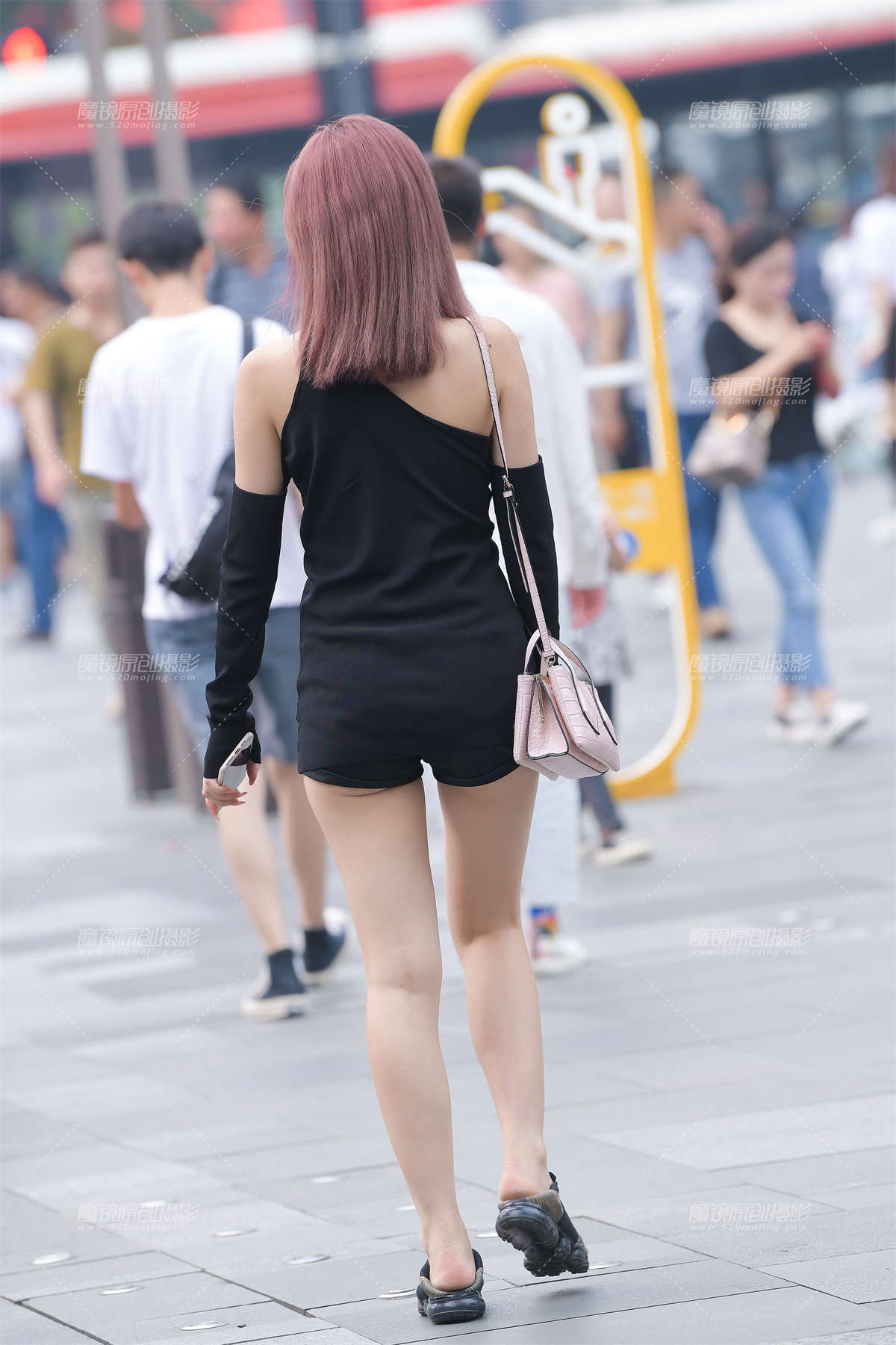 图片[2]-黑色热裤美女-日更街拍