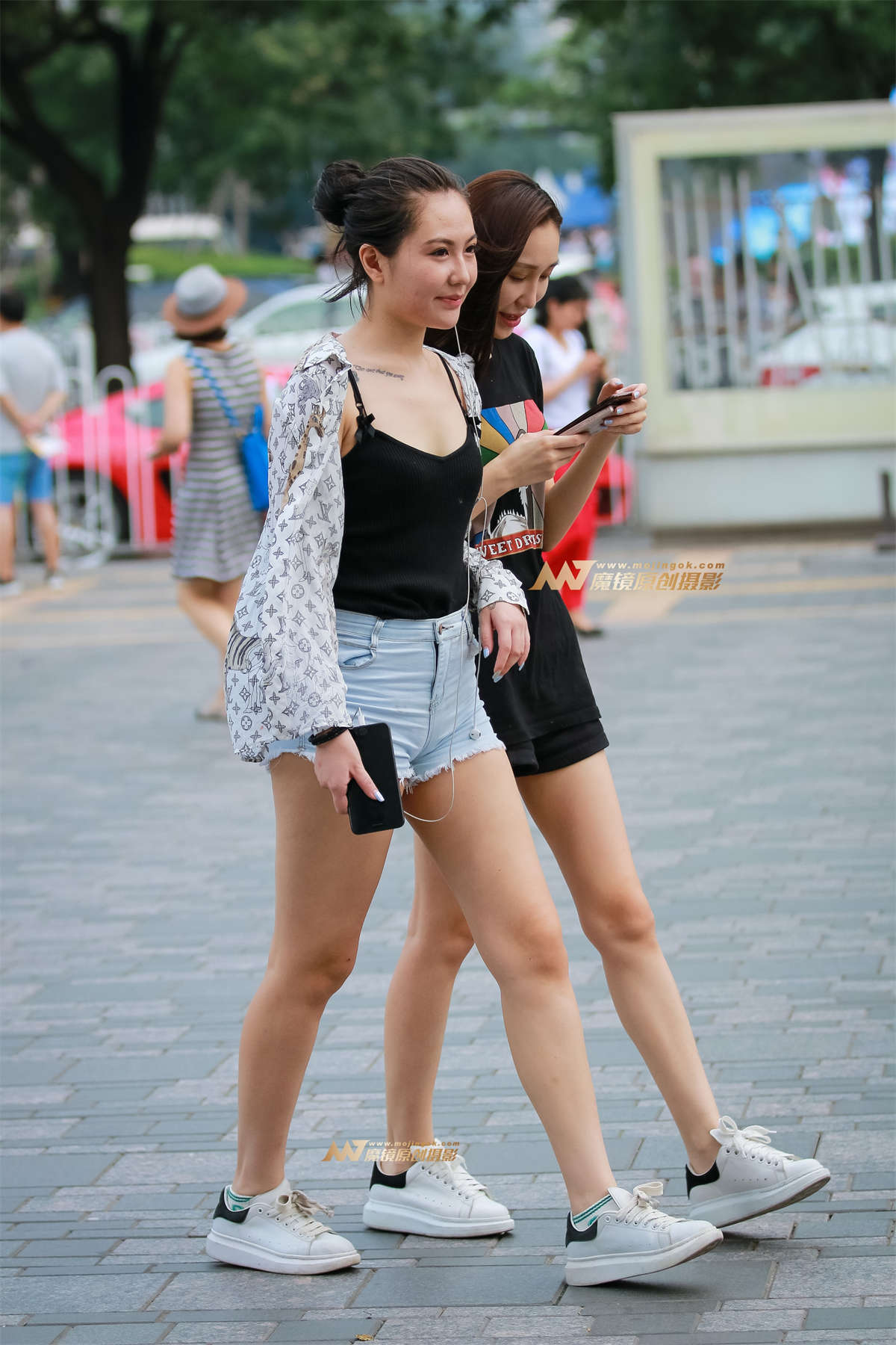 超短牛仔热裤的美眉,清纯可爱!-日更街拍