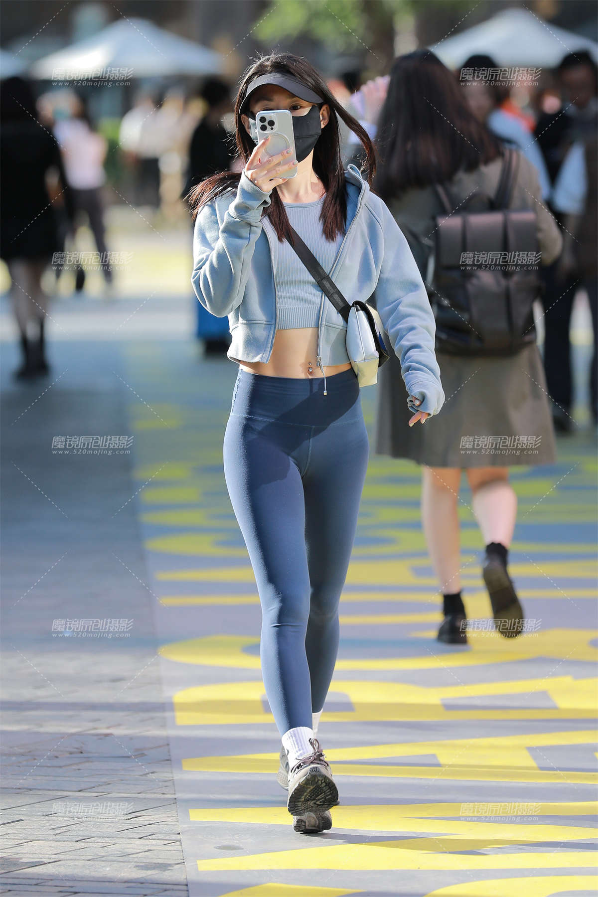 图片[2]-蓝色瑜伽裤美眉-日更街拍