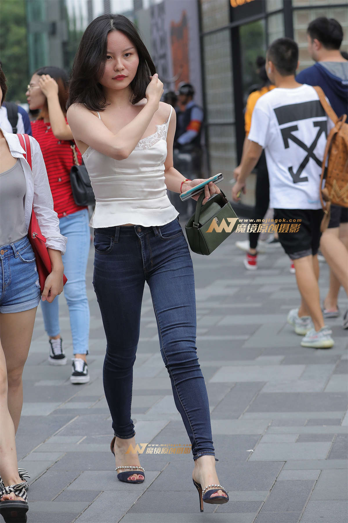 【视觉冲击赛帖】性感小背心，紧牛小姐姐-日更街拍