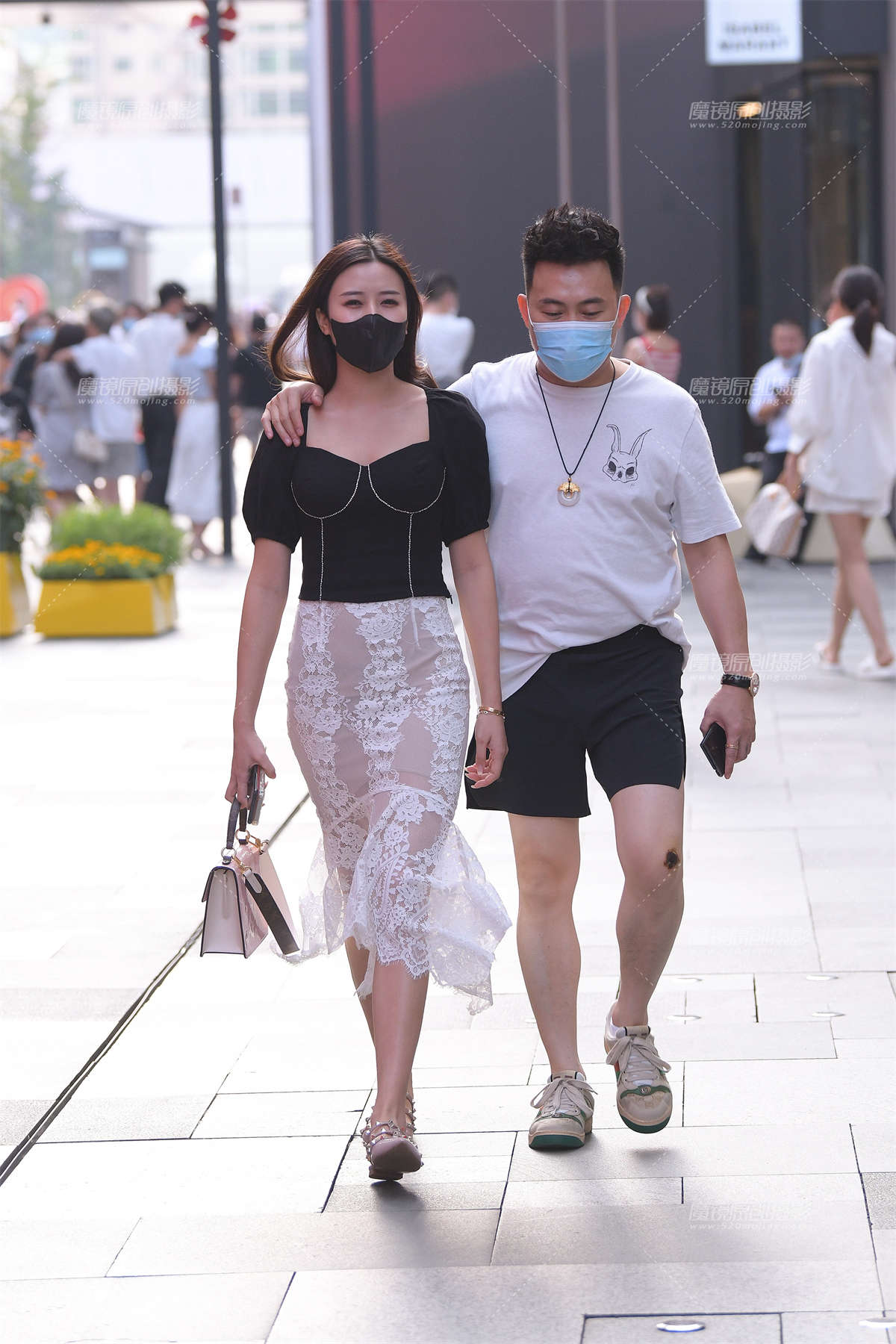 蕾丝包臀裙美女-日更街拍