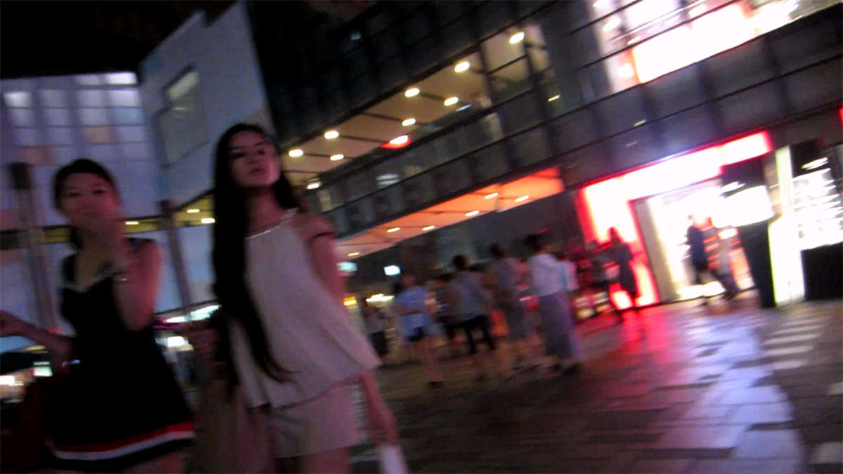 图片[2]-白色紧身包臀短裙长发美眉,珍珠项链不错-日更街拍