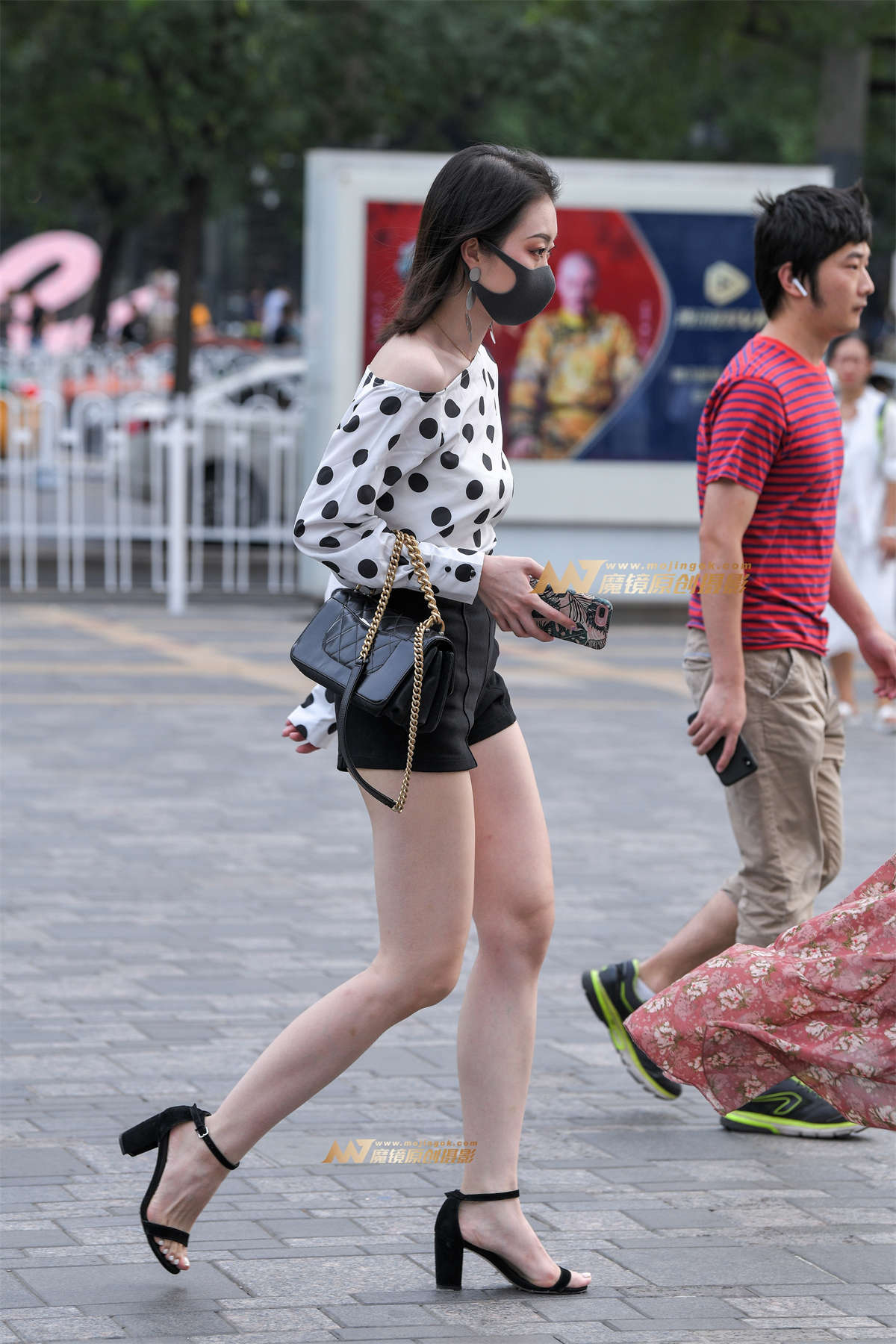 【久久赛帖】高跟鞋短裤翘臀美女-日更街拍