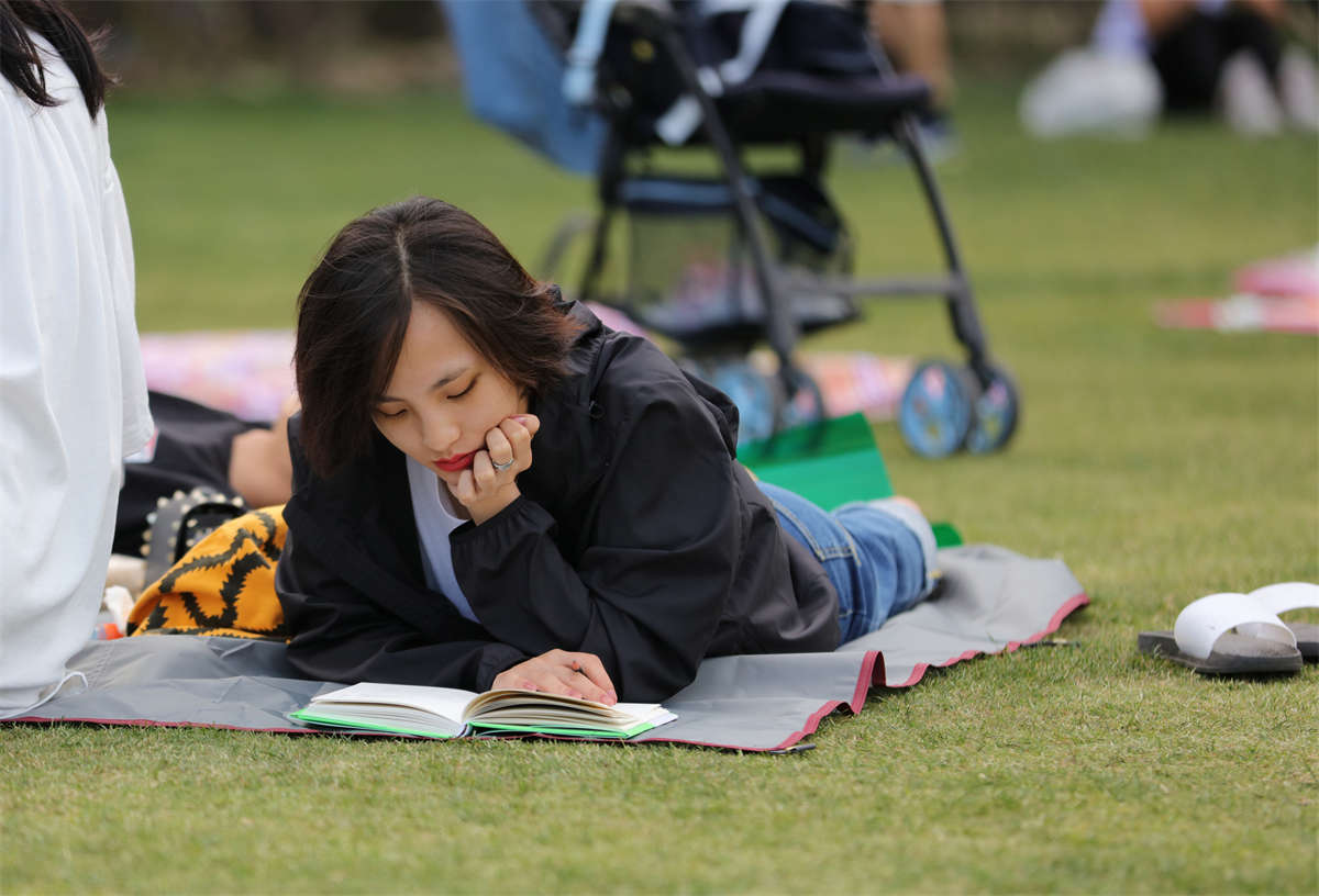 图片[2]-踏青公园街拍系列No.1705 玉雕般高冷的冰肌女生，细长足底果然纯净无比-日更街拍