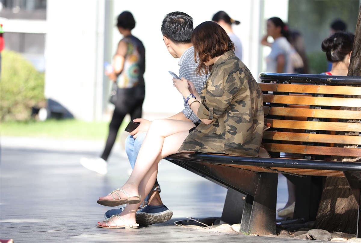 踏青公园街拍系列No.1001 好一双让人惊叹的长椅冰肌艳足-日更街拍