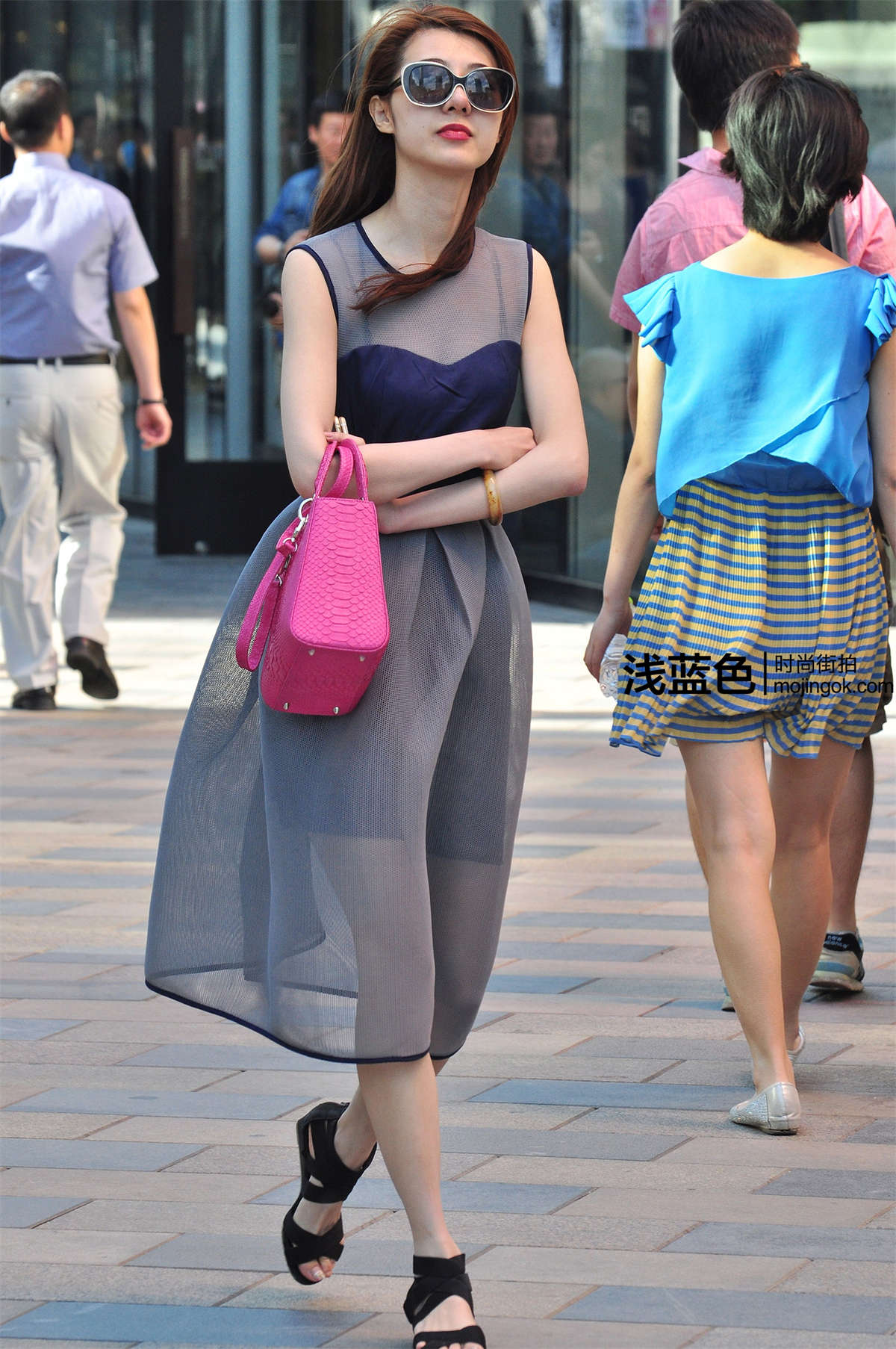 背部透视时尚长裙美女 （17p）-日更街拍