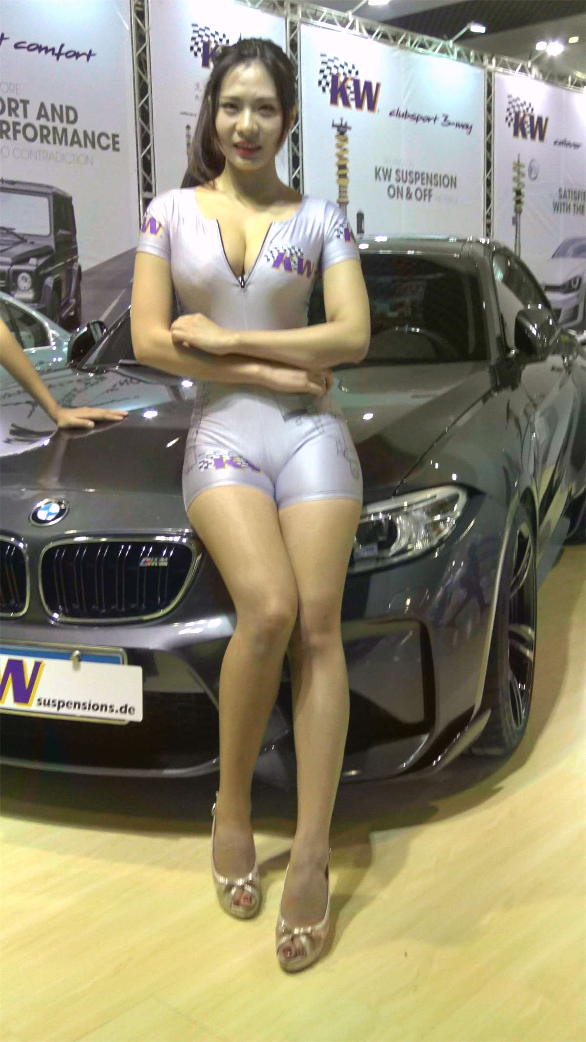 图片[2]-极品丰满紧身衣勒鲍车模美女-日更街拍