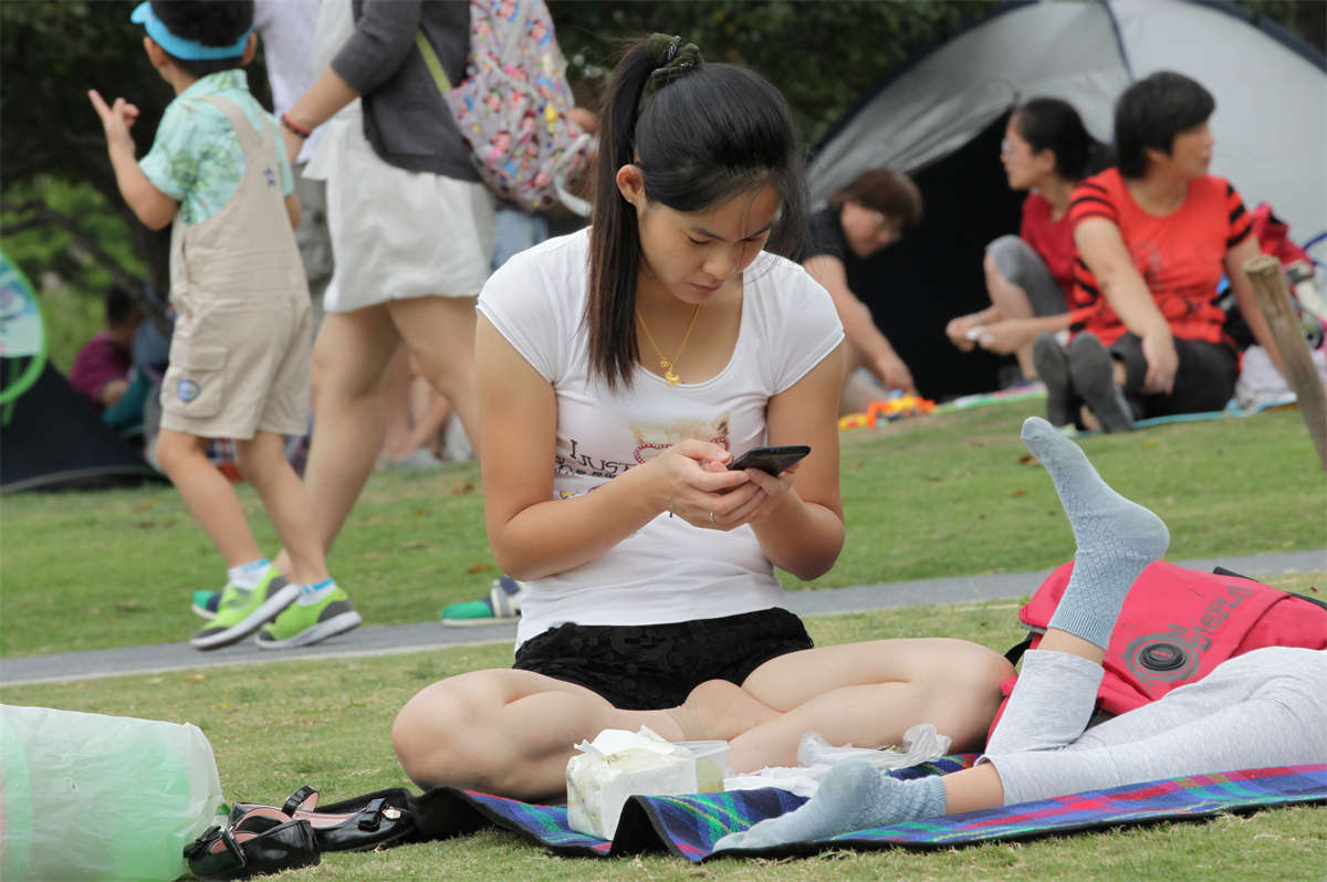 图片[2]-踏青公园街拍系列No.930 年轻妈妈穿出了短裤和短肉丝的搭配-日更街拍