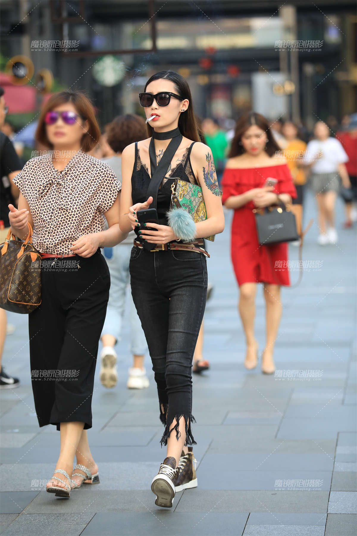 她应该有很多的是非吧？-日更街拍