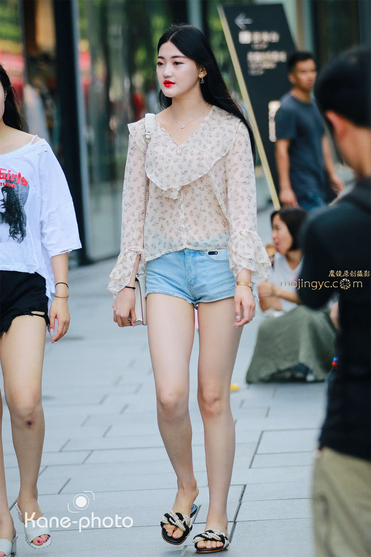 清纯白净的美腿-日更街拍