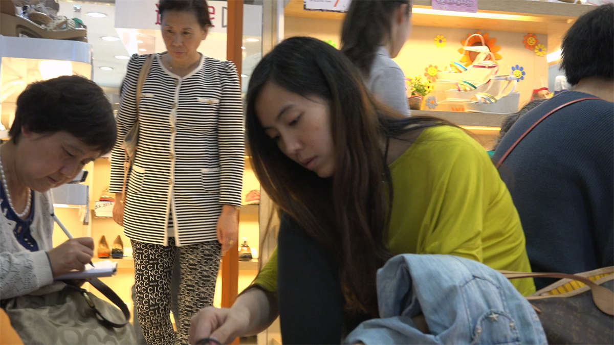 长发女孩脱袜试鞋，黑白两款举棋不定-日更街拍