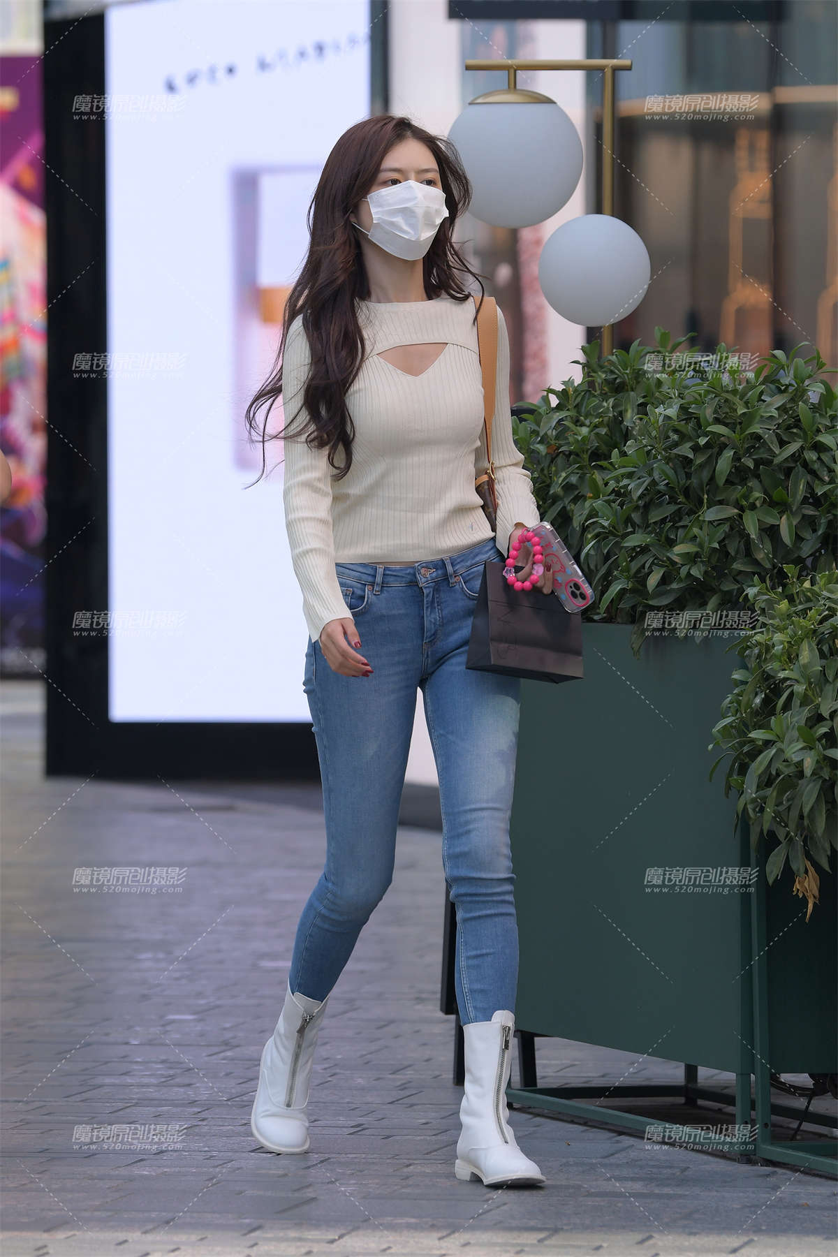 小白靴紧牛美女-日更街拍