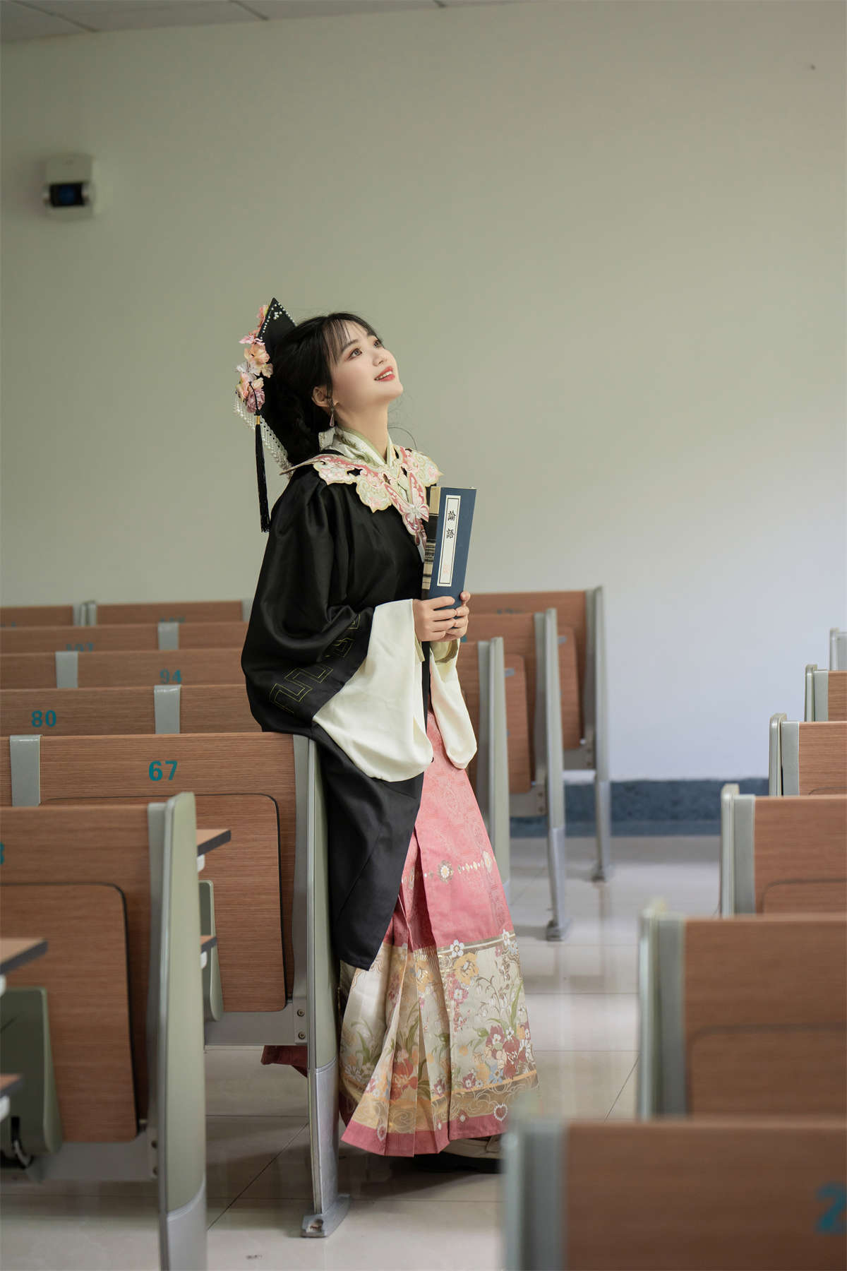 YITUYU艺图语 2024.06.24 更适合中国人的学士服 小欧O插图1